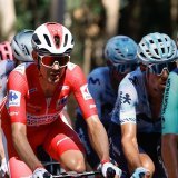 Le maillot rouge Ben O'Connor a perdu plus de 30'' sur ses poursuivants mercredi KEYSTONE/EPA/Javier Lizon